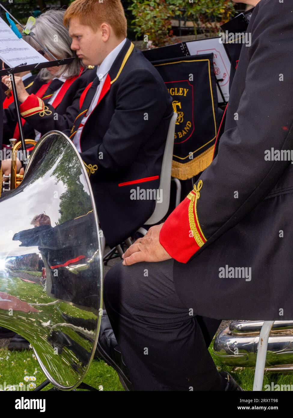 La band Tingley Brass si esibisce la domenica pomeriggio a Rounhay Park, Leeds, Regno Unito. Foto Stock