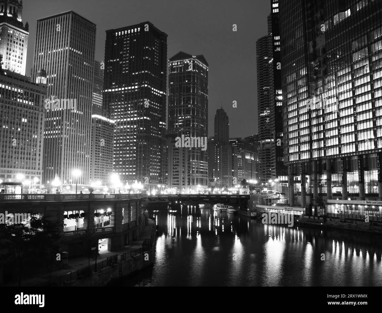 Grattacieli nel centro di Chicago, Madison Avenue e Chicago River Foto Stock