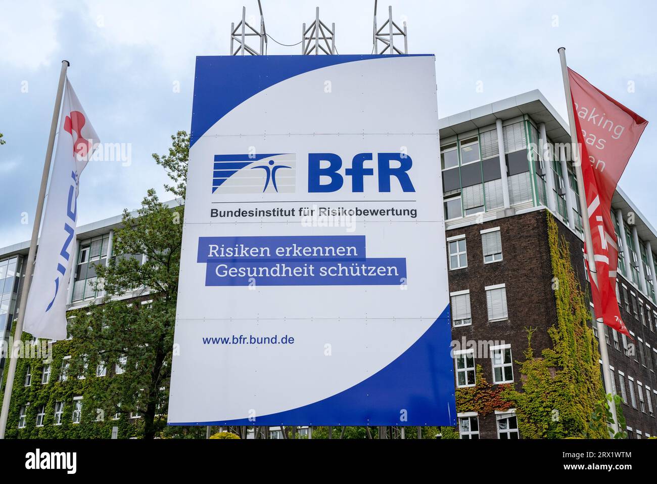 Berlino, Germania. 22 settembre 2023. Davanti alla sede centrale dell'Istituto federale per la valutazione dei rischi (BfR) è presente un Consiglio con il logo. Spruzzare il deodorante spray sulla pelle fino al limite assoluto del dolore o addirittura inalarlo: Il Federal Institute for Risk Assessment (BfR) mette in guardia contro tali pericolosi, talvolta pericolosi osare letali. Crediti: Monika Skolimowska/dpa/Alamy Live News Foto Stock