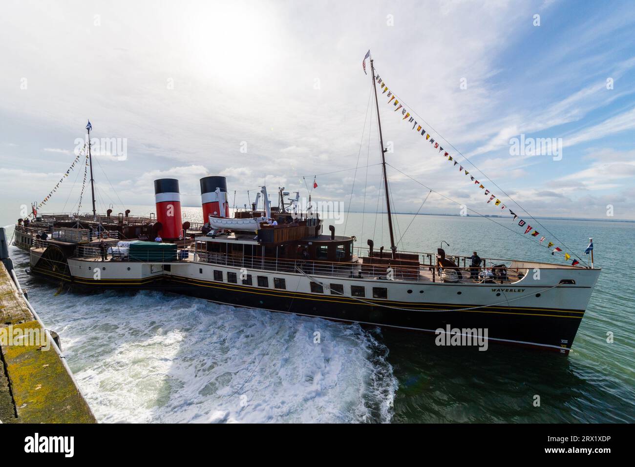 Southend Pier, Southend on Sea, Essex, Regno Unito. 22 settembre 2023. Lanciato nel 1946, Waverley è l'ultimo piroscafo a pale per la navigazione marittima al mondo e si è Unito al molo di Southend on Sea per portare i passeggeri a bordo per una piacevole crociera nell'estuario del Tamigi per vedere le fortezze in tempo di guerra. Il viaggio è stato promosso come celebrazione del Southend Pier che è stato premiato come Pier of the Year 2023. Arrivo accanto Foto Stock