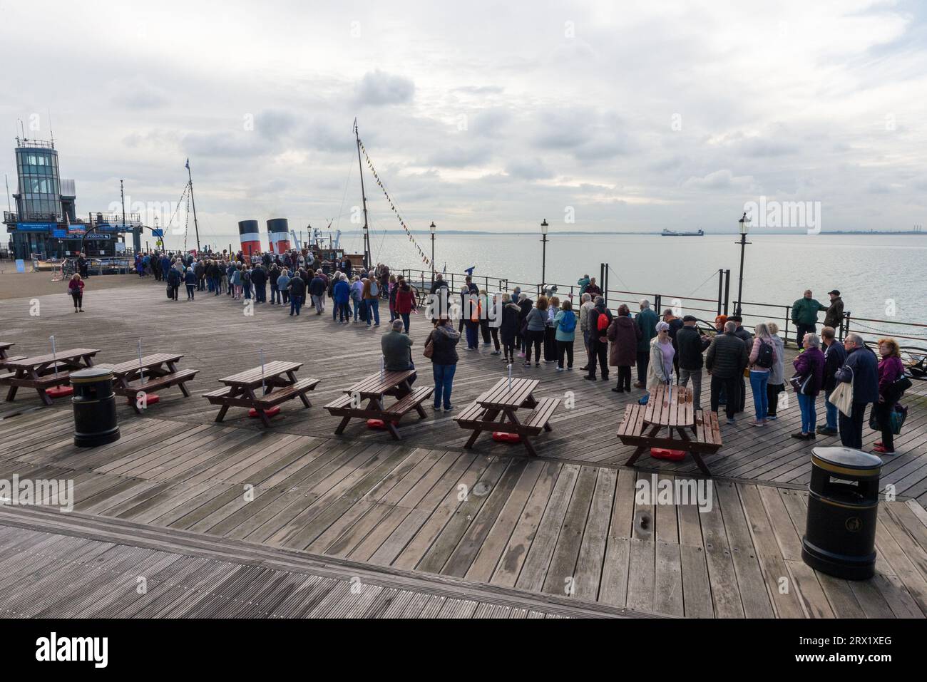 Southend Pier, Southend on Sea, Essex, Regno Unito. 22 settembre 2023. Lanciato nel 1946, Waverley è l'ultimo piroscafo a pale per la navigazione marittima al mondo e si è Unito al molo di Southend on Sea per portare i passeggeri a bordo per una piacevole crociera nell'estuario del Tamigi per vedere le fortezze in tempo di guerra. Il viaggio è stato promosso come celebrazione del Southend Pier che è stato premiato Pier of the Year 2023, e il molo stesso ha la storia di guerra nel servire come HMS Leigh durante la seconda guerra mondiale. Passeggeri in coda per salire a bordo Foto Stock