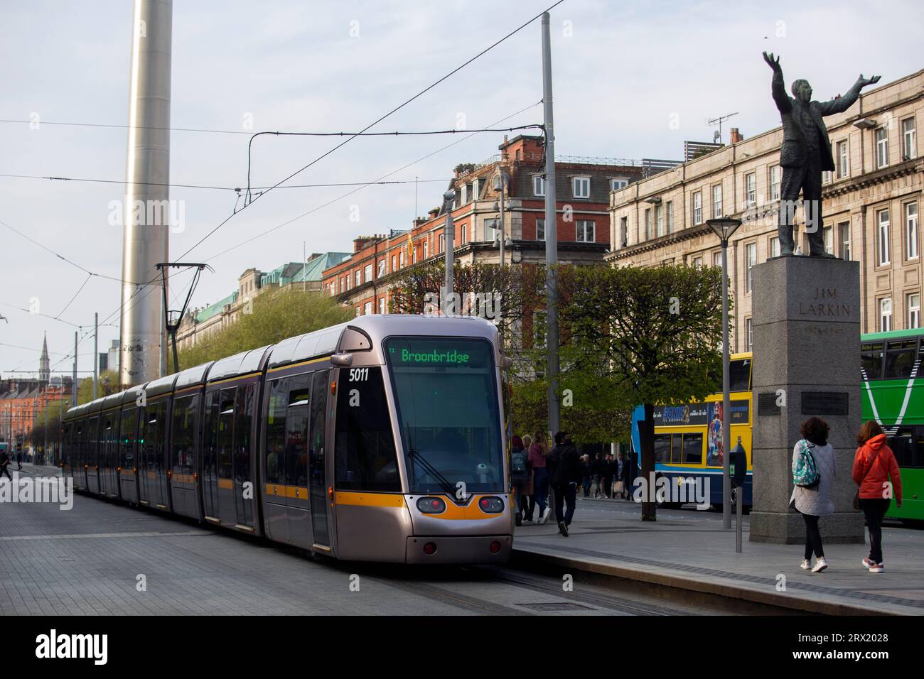 Un tram Luas in o'Connell Street con anche i pedoni visibili. Dublino, Irlanda Foto Stock