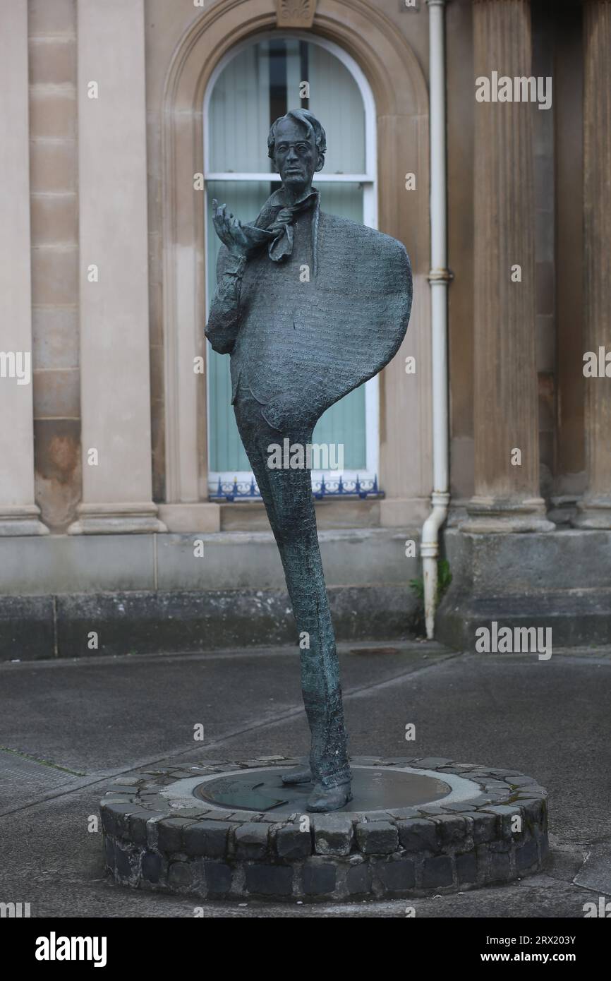 Una vista della statua di William Butler Yeats realizzata da Rowan Gillespie in onore del poeta più famoso d'Irlanda. Sligo, Contea di Sligo, Irlanda Foto Stock