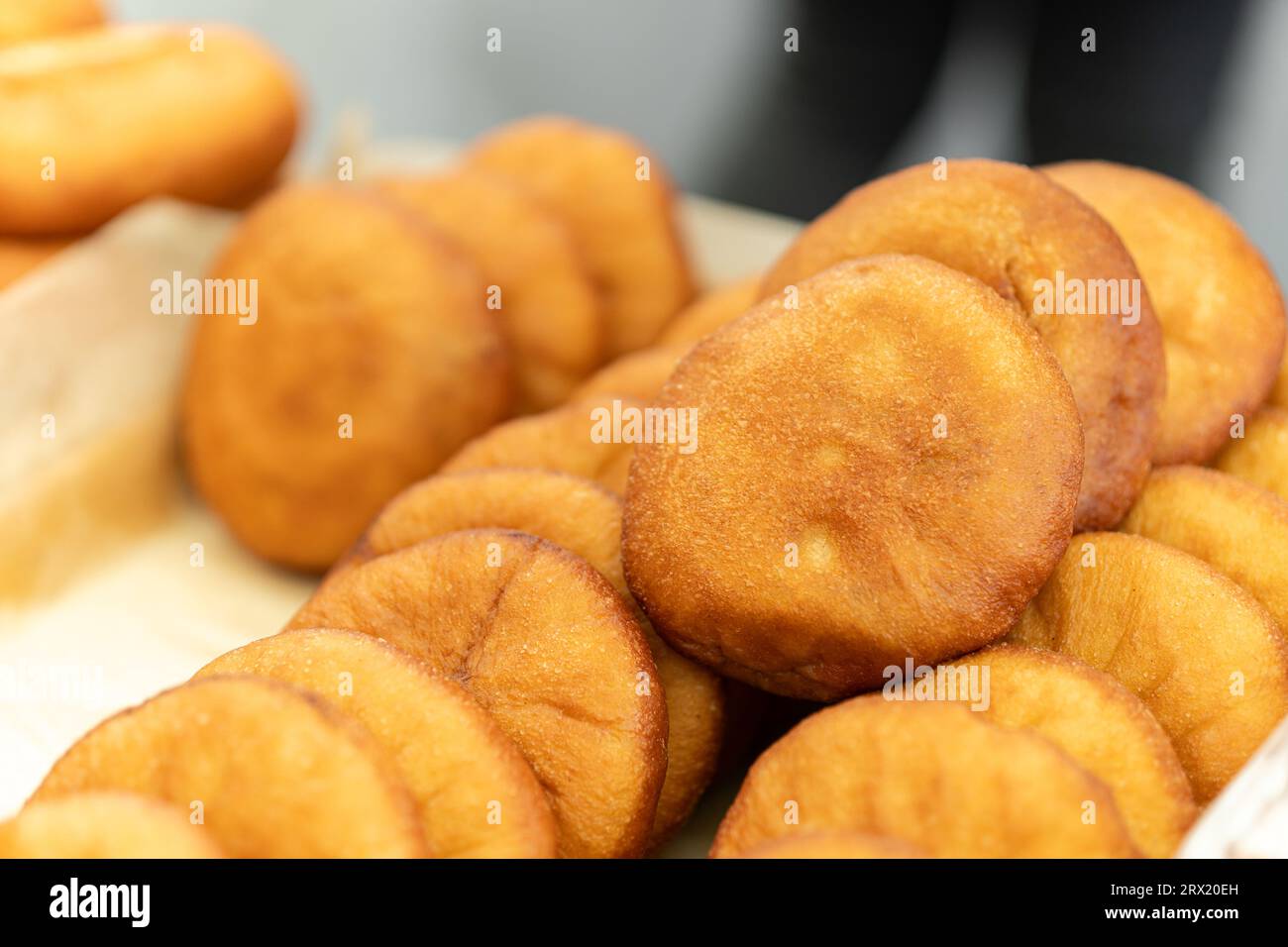 Belyashi tradizionale russo. Piccole torte fritte con carne e cipolla. Foto Stock