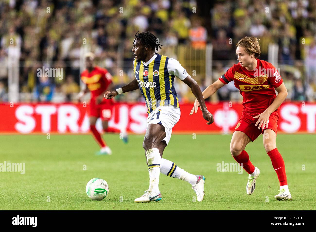 Istanbul, Turchia. 21 settembre 2023. Bright Osayi-Samuel (21) di Fenerbahce e Andreas Schjelderup (8) del FC Nordsjaelland visti durante la partita di UEFA Conference League tra Fenerbahce e FC Nordsjaelland allo stadio Fenerbahce Sukru Saracoglu di Istanbul. (Foto: Gonzales Photo/Alamy Live News Foto Stock