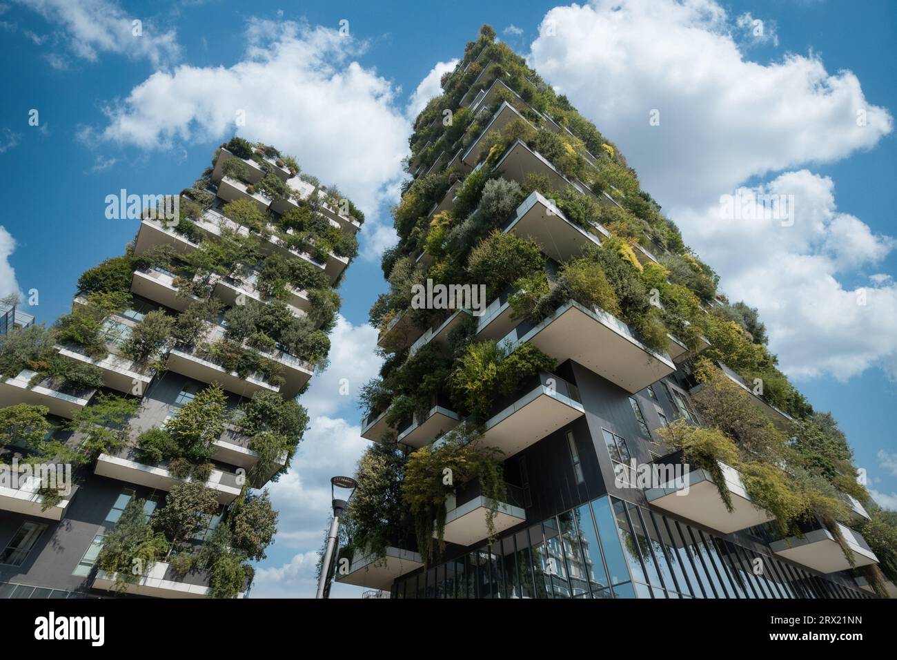 Edificio moderno di Bosco verticale nel quartiere porta nuova di Milano. Foto Stock