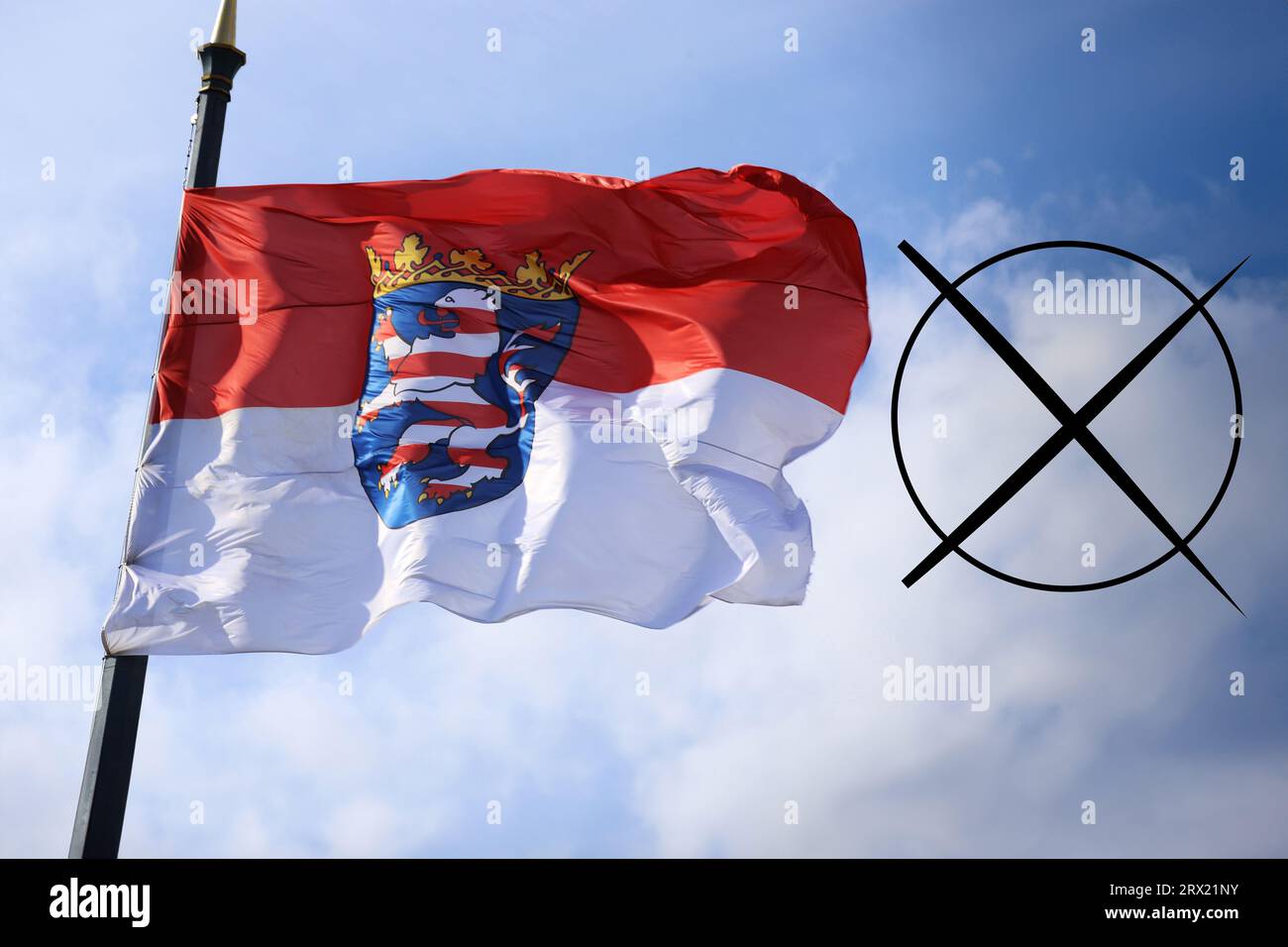 La bandiera dell'Assia e una croce elettorale. Le prossime elezioni statali si terranno in Assia l'8 ottobre 2023 (immagine di Symbol, composizione) Foto Stock