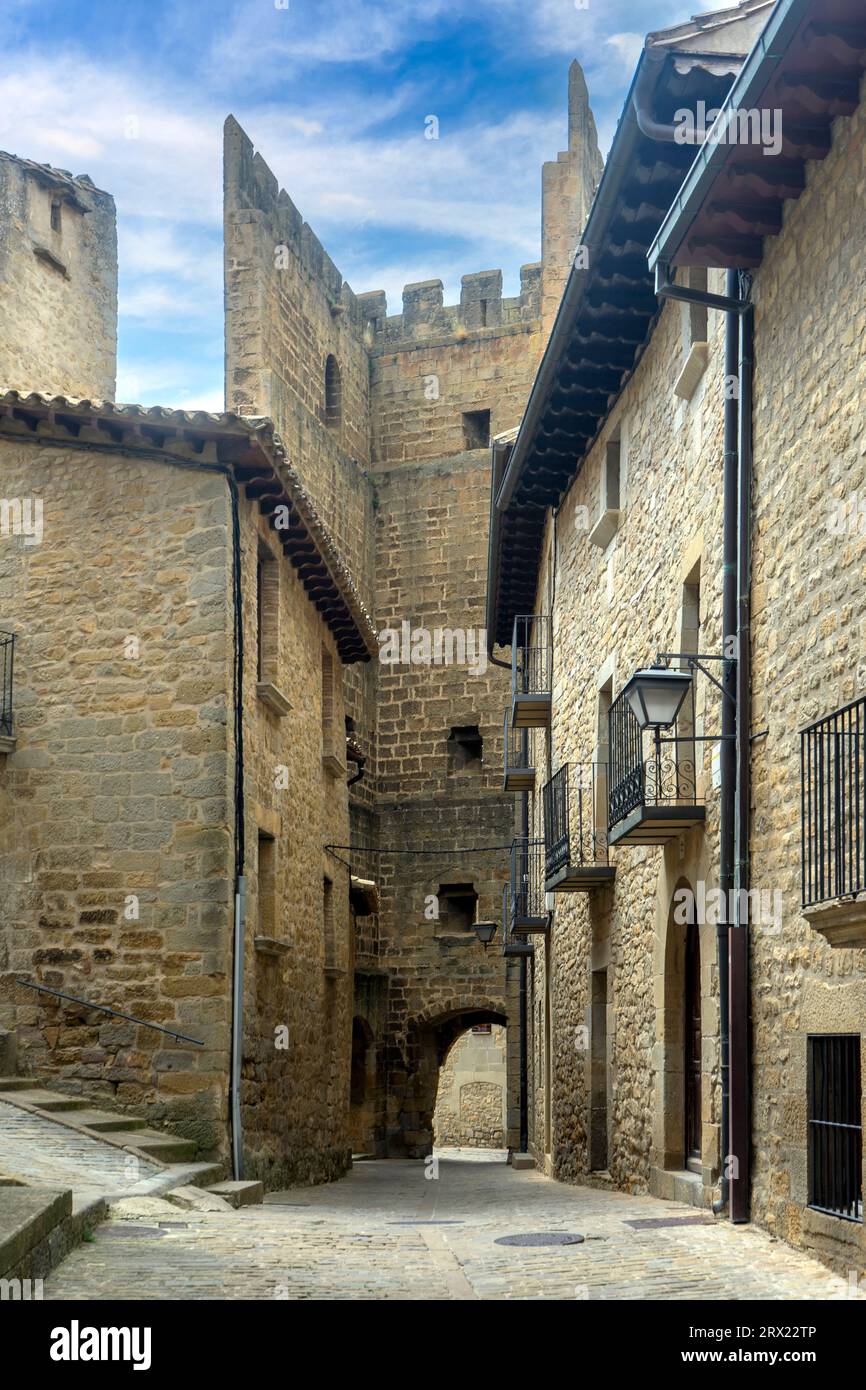 Passeggia per le strade della città medievale di SOS del Rey Catolico, Spagna Foto Stock