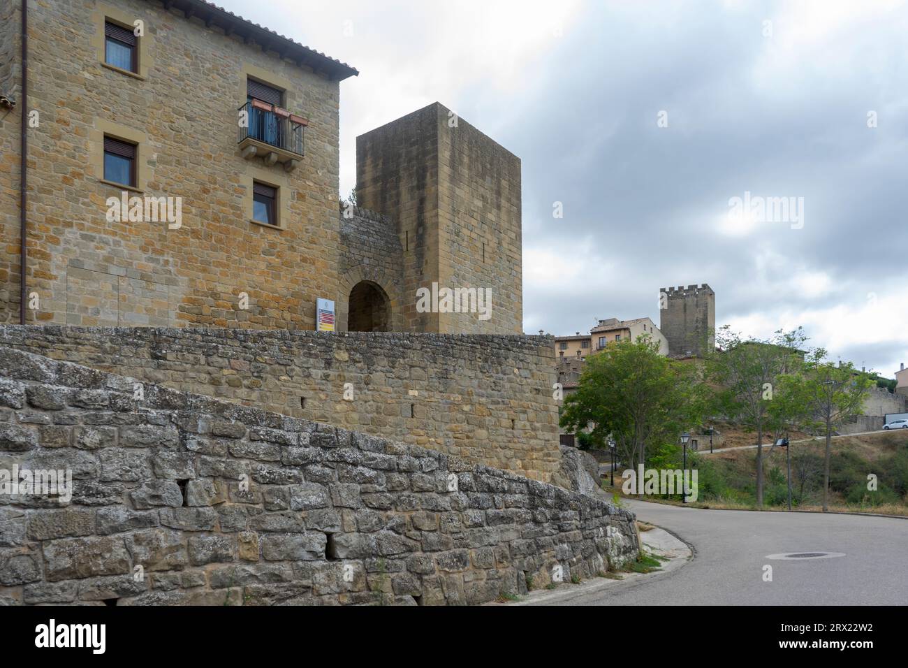 Passeggia per le strade della città medievale di SOS del Rey Catolico, Spagna Foto Stock