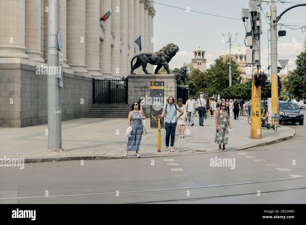 Sofia, Bulgaria. Agosto 2023. Alcuni passanti aspettano di attraversare una delle strade principali della città Foto Stock