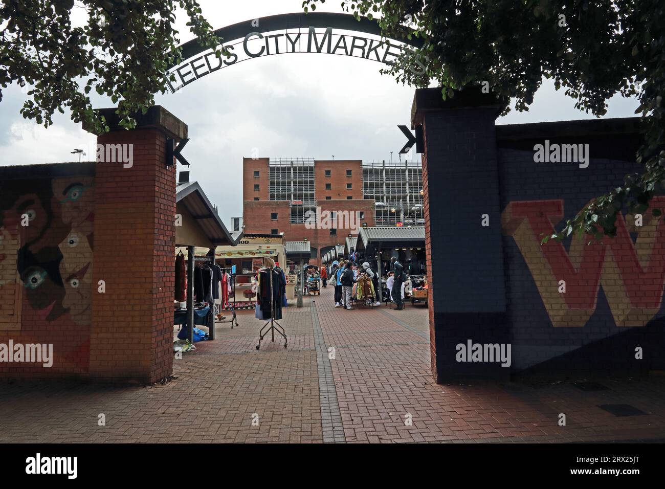 Ingresso al mercato all'aperto di Leeds City Markeys Kirkgate. Leeds Foto Stock