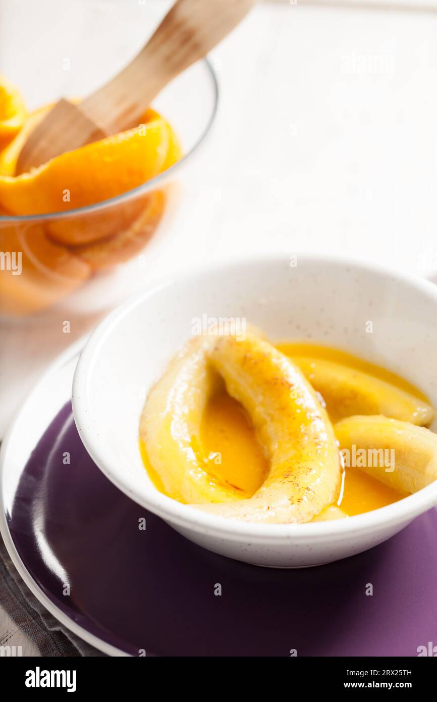 Banane fritte in salsa d'arancia, un delizioso dessert a base di frutta, burro e cognac. Foto Stock