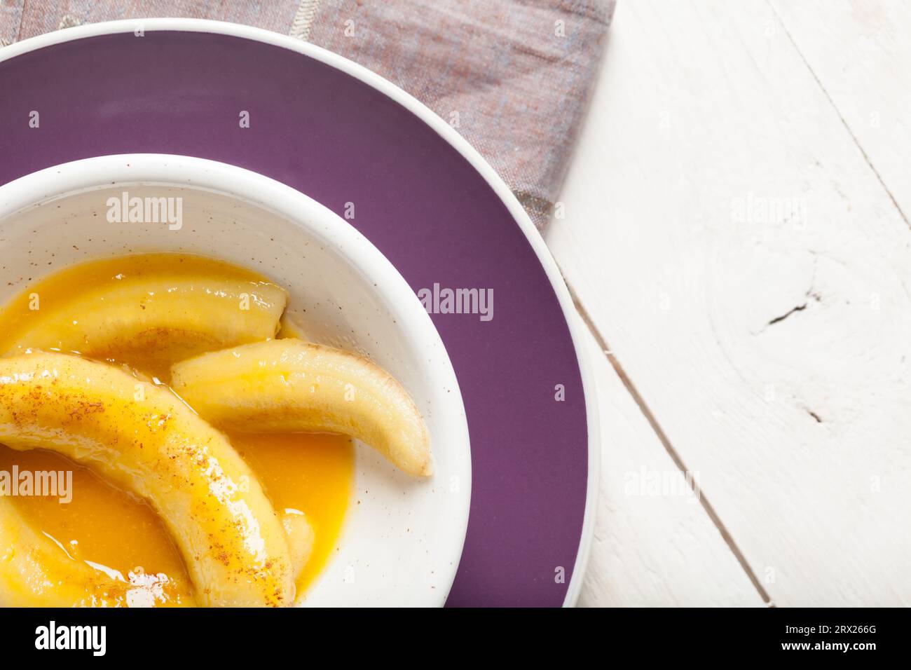 Banane fritte in salsa d'arancia, un delizioso dessert a base di frutta, burro e cognac. Foto Stock