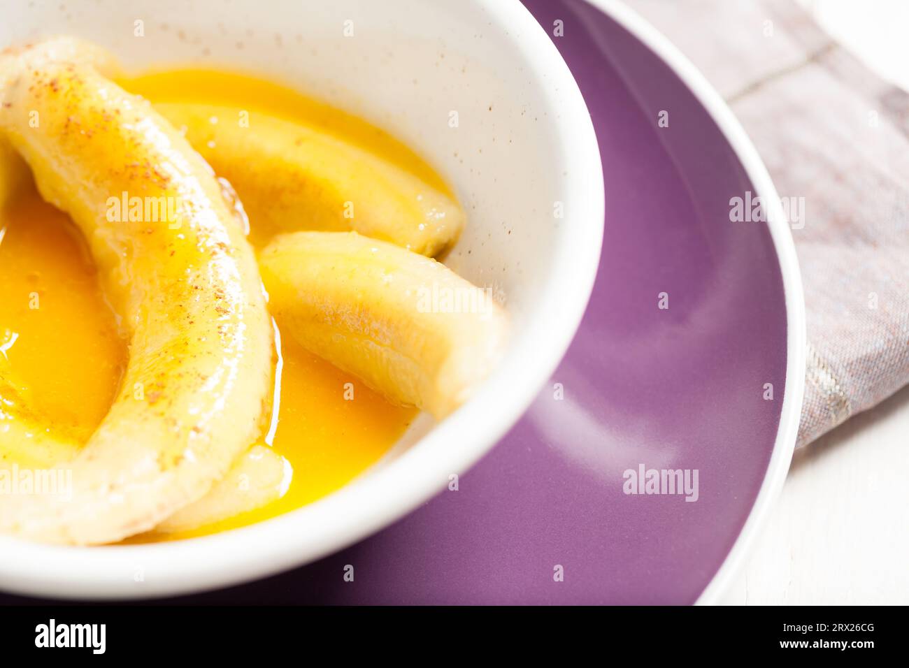 Banane fritte in salsa d'arancia, un delizioso dessert a base di frutta, burro e cognac. Foto Stock