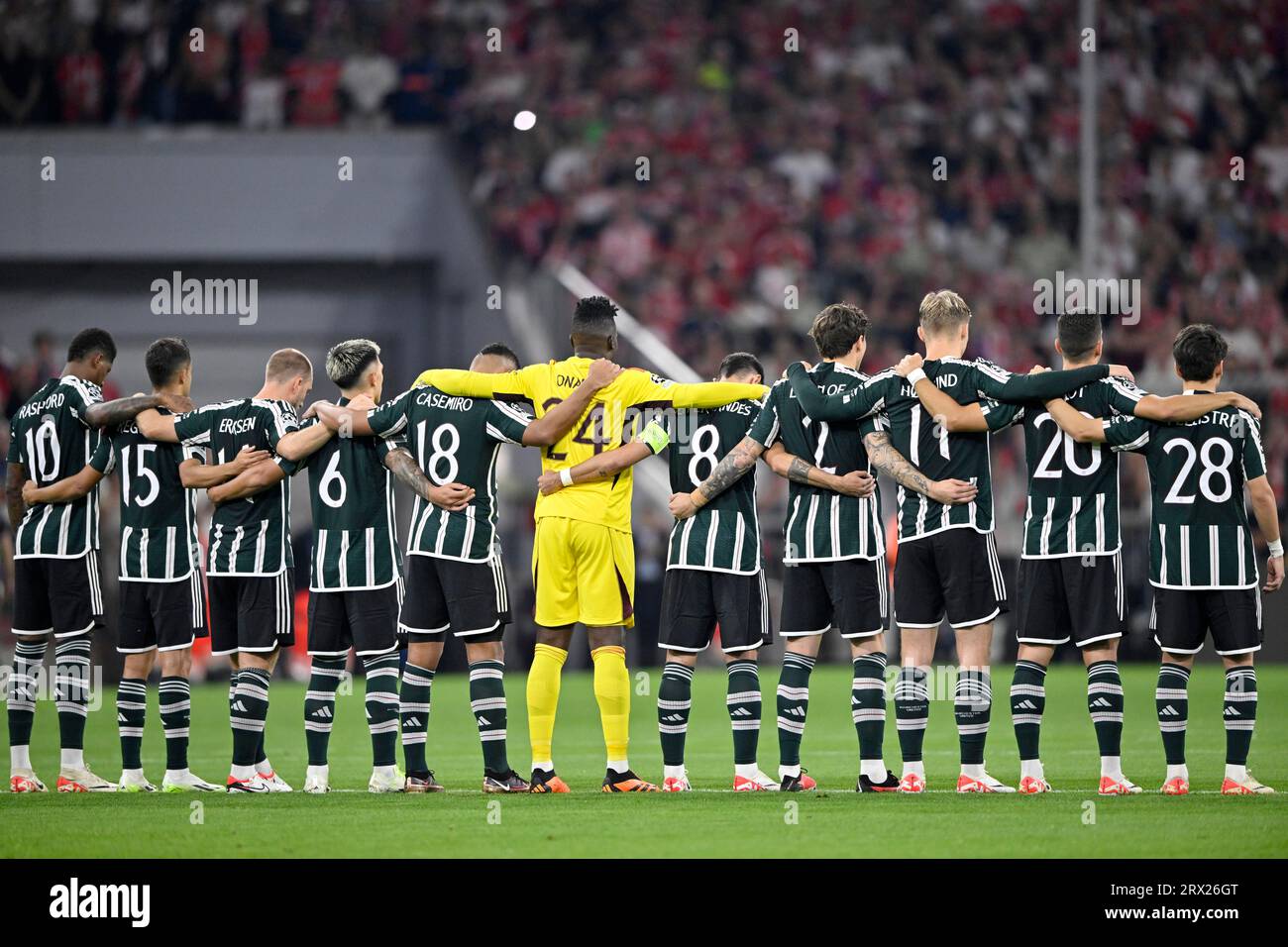 Minuto di silenzio, minuto di ricordo, commemorazione, squadra del Manchester United Manu alle spalle, Champions League, Allianz Arena, Monaco, Bayern Foto Stock