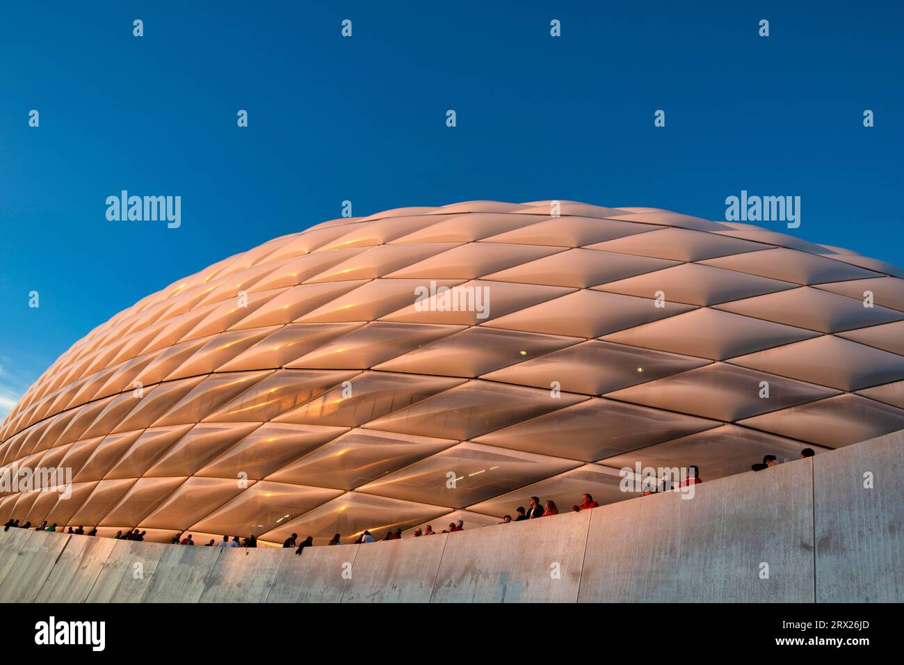 Foto esterna, panoramica, struttura dello stadio, tramonto, atmosfera serale, Champions League, Allianz Arena, Monaco, Baviera, Germania, Europa Foto Stock