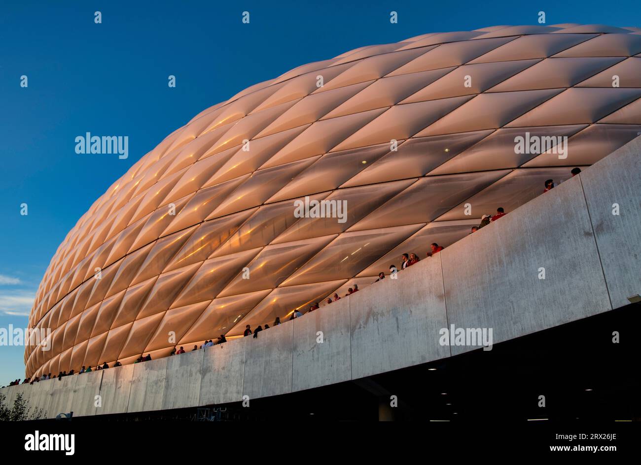 Foto esterna, panoramica, struttura dello stadio, tramonto, atmosfera serale, Champions League, Allianz Arena, Monaco, Baviera, Germania Foto Stock