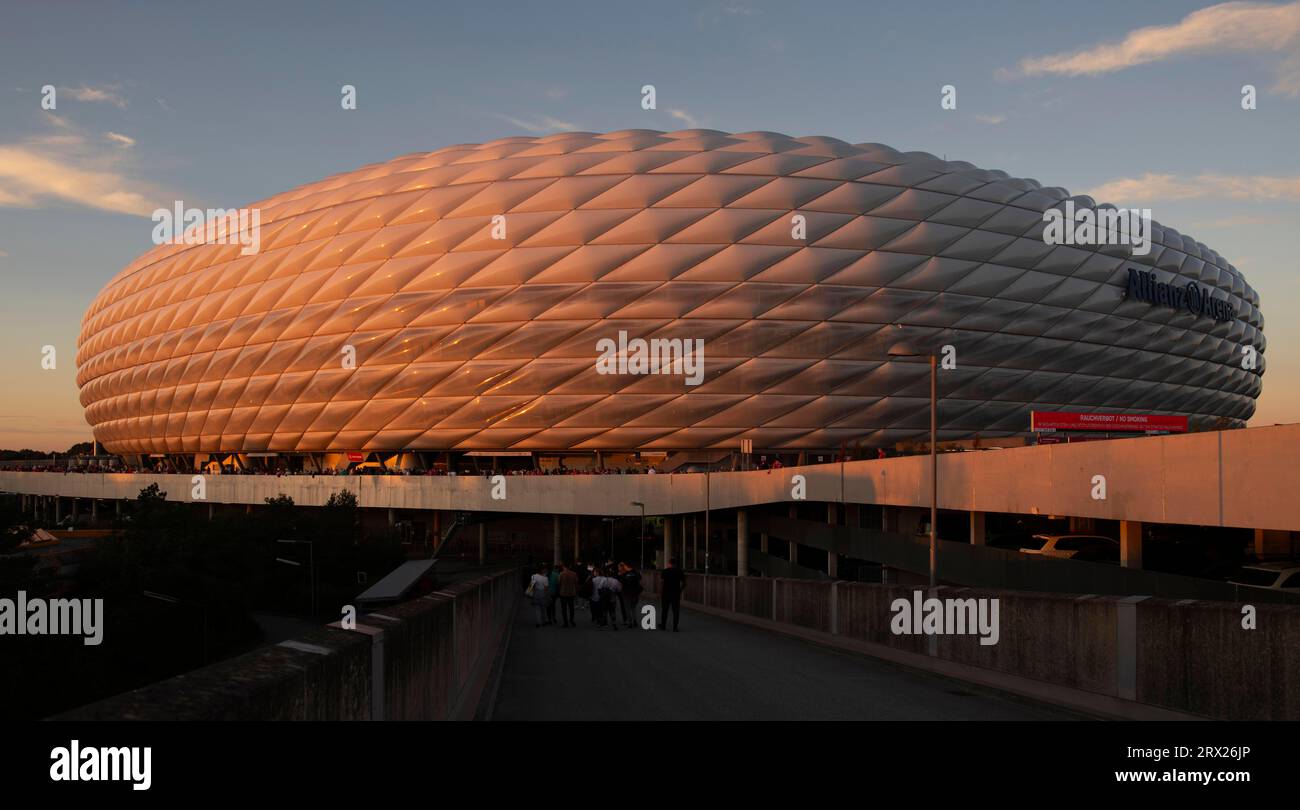 Foto esterna, panoramica, struttura dello stadio, tramonto, atmosfera serale, Champions League, Allianz Arena, Monaco, Baviera, Germania, Europa Foto Stock