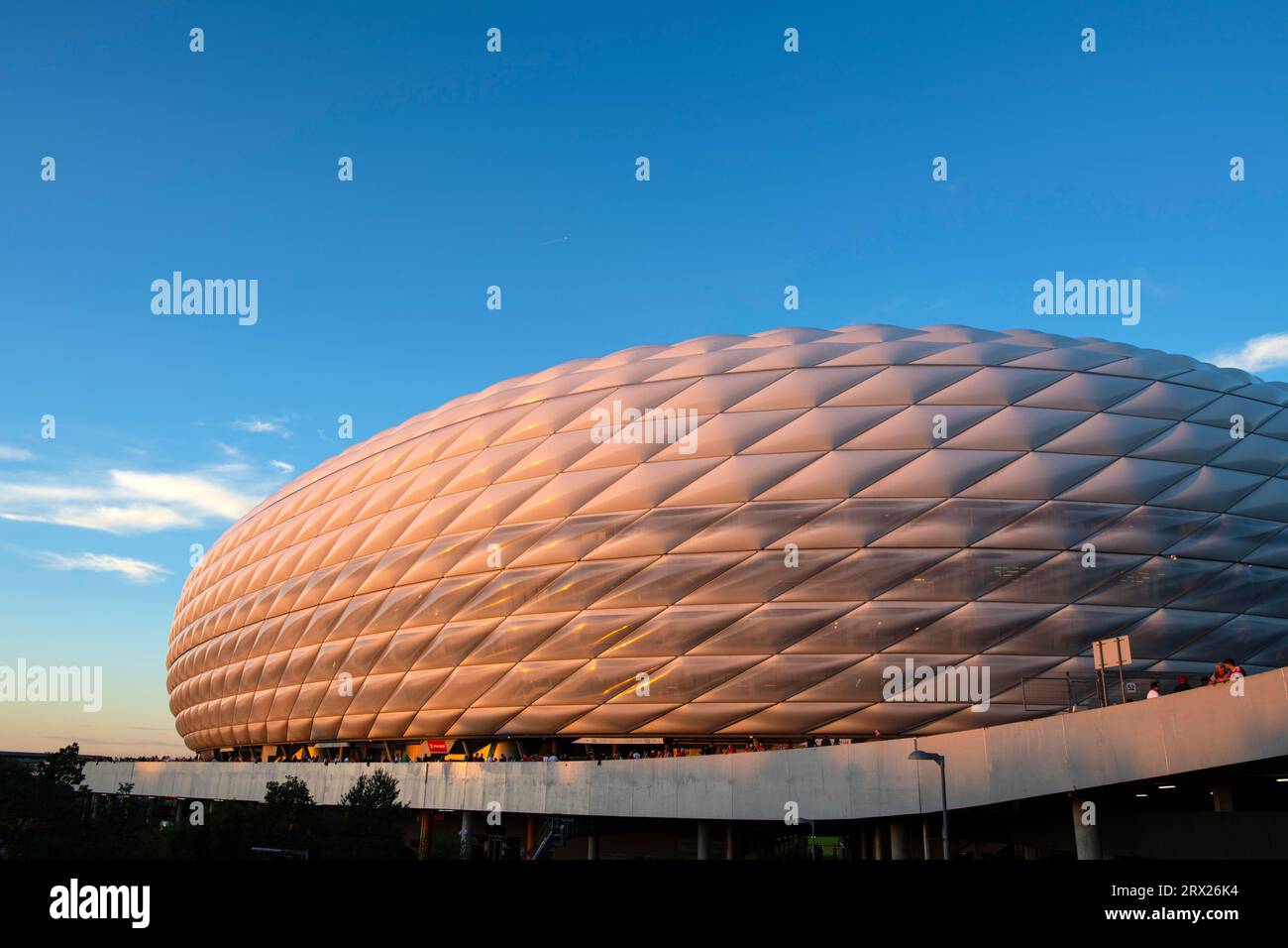 Foto esterna, panoramica, struttura dello stadio, tramonto, atmosfera serale, Champions League, Allianz Arena, Monaco, Baviera, Germania Foto Stock