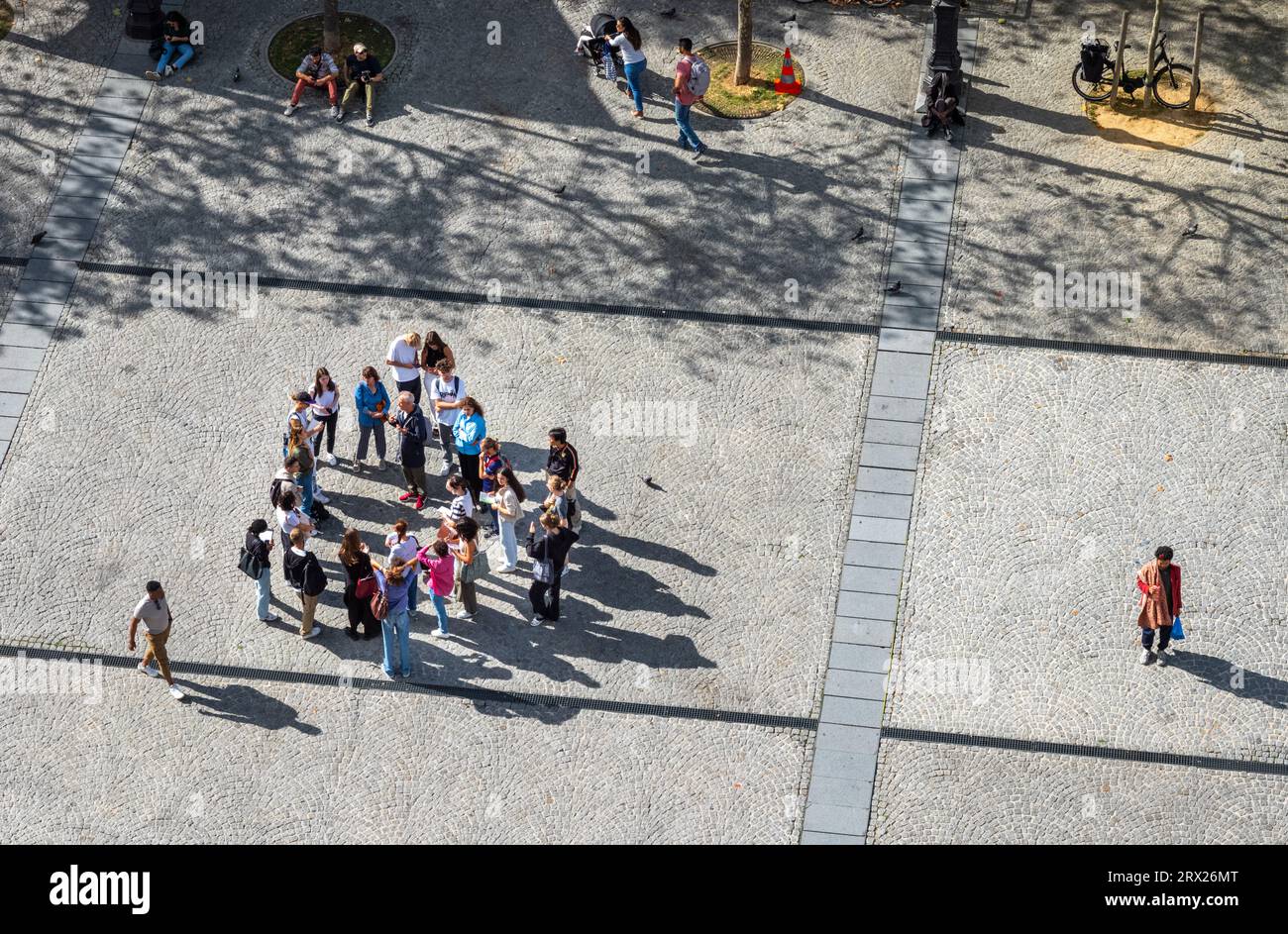 Un gruppo di studenti ascolta un insegnante e una guida turistica in Place Georges Pompidou fuori dal Centro Pompidou a Parigi, in Francia Foto Stock