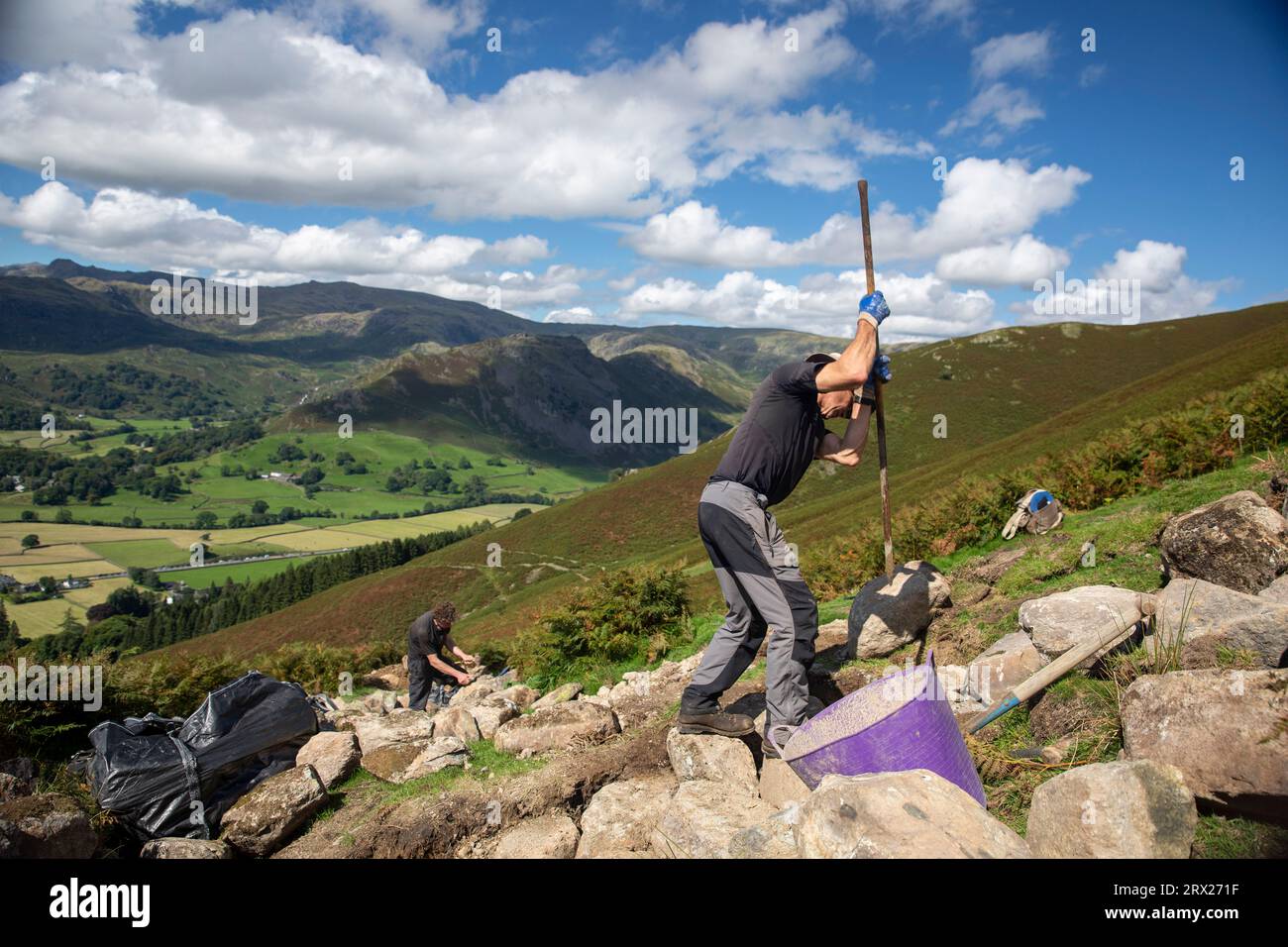 Grasmere , Cumbria - il personale del National Trust ripara il sentiero per il Fell Stone Arthur nel Lake District, Cumbria Foto Stock