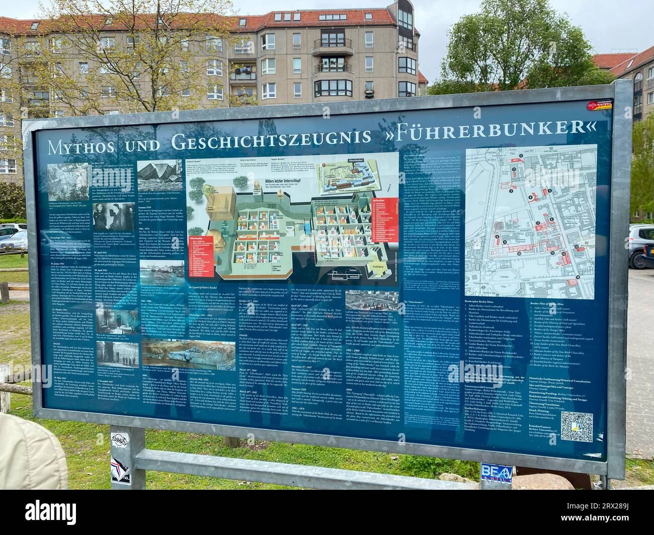 Turisti che visitano il sito del bunker di Hitler o del Fuhrerbunker a Berlino, Germania Foto Stock