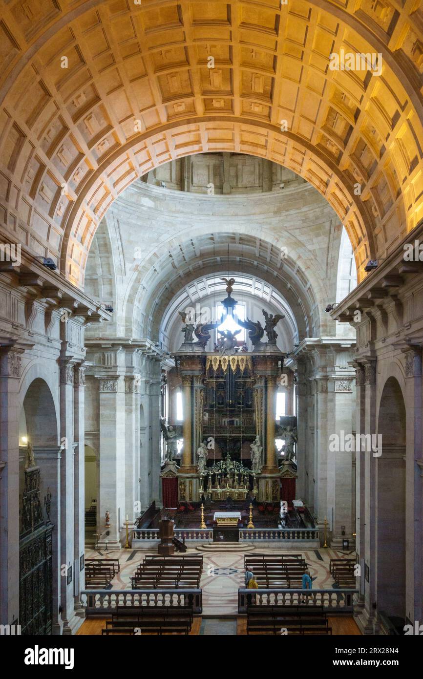La navata a botte dell'enorme chiesa 17c del Monastero di São Vicente de Fora a Lisbona, Portogallo Foto Stock