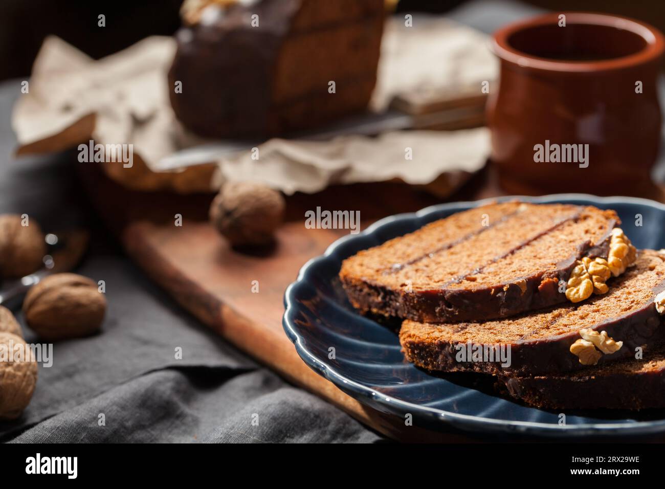 Tradizionale pane allo zenzero stagionato con miele e noci. Foto Stock