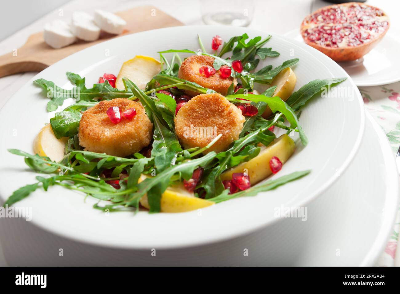 Insalata di formaggio di capra e melograno . Un piatto francese vegetariano. Foto Stock