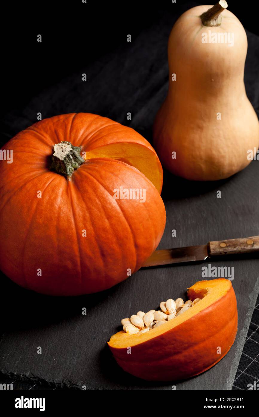 Uno squash di zucca e un primo piano di zucca arancione. Foto Stock