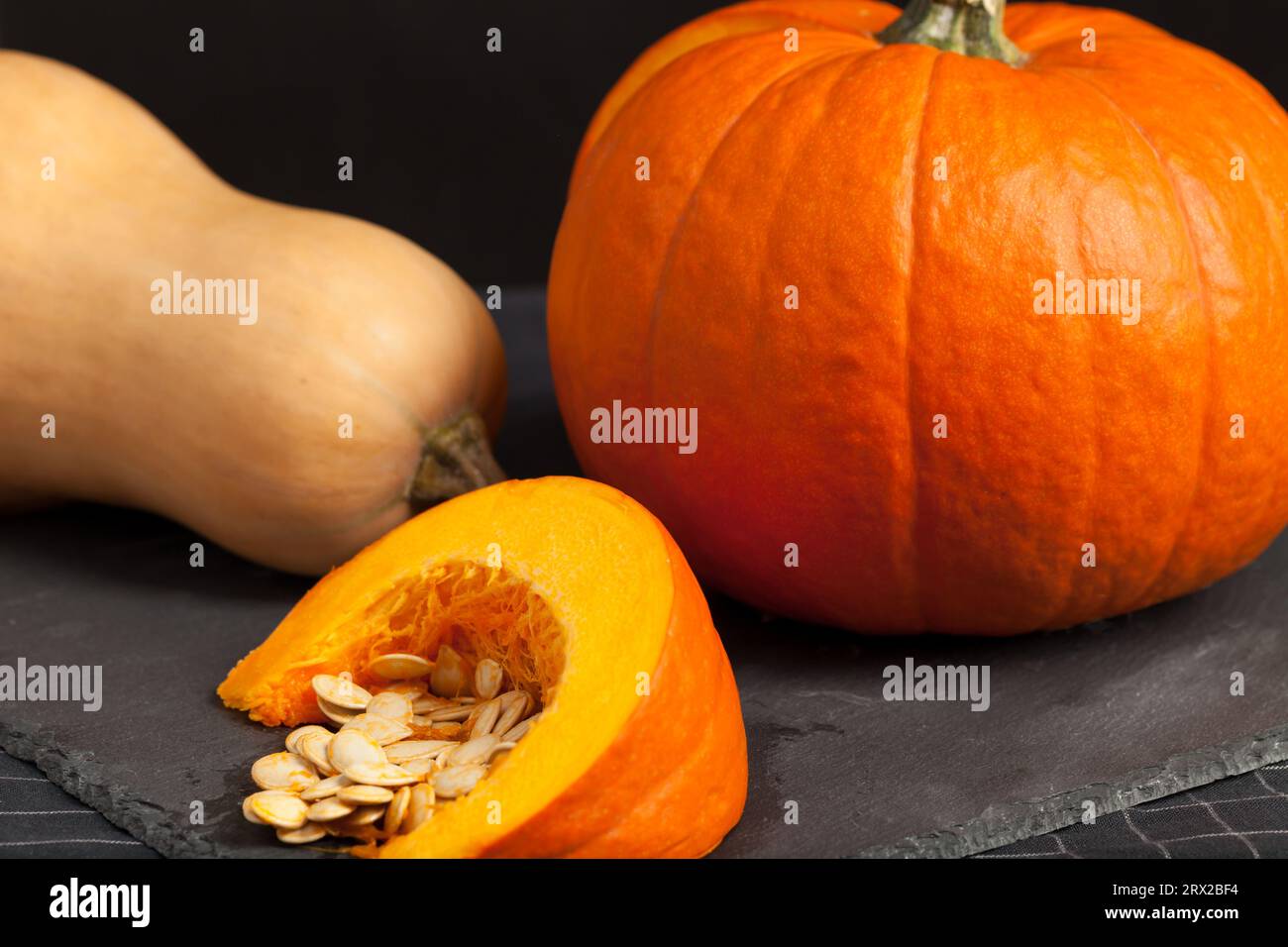 Uno squash di zucca e un primo piano di zucca arancione. Foto Stock