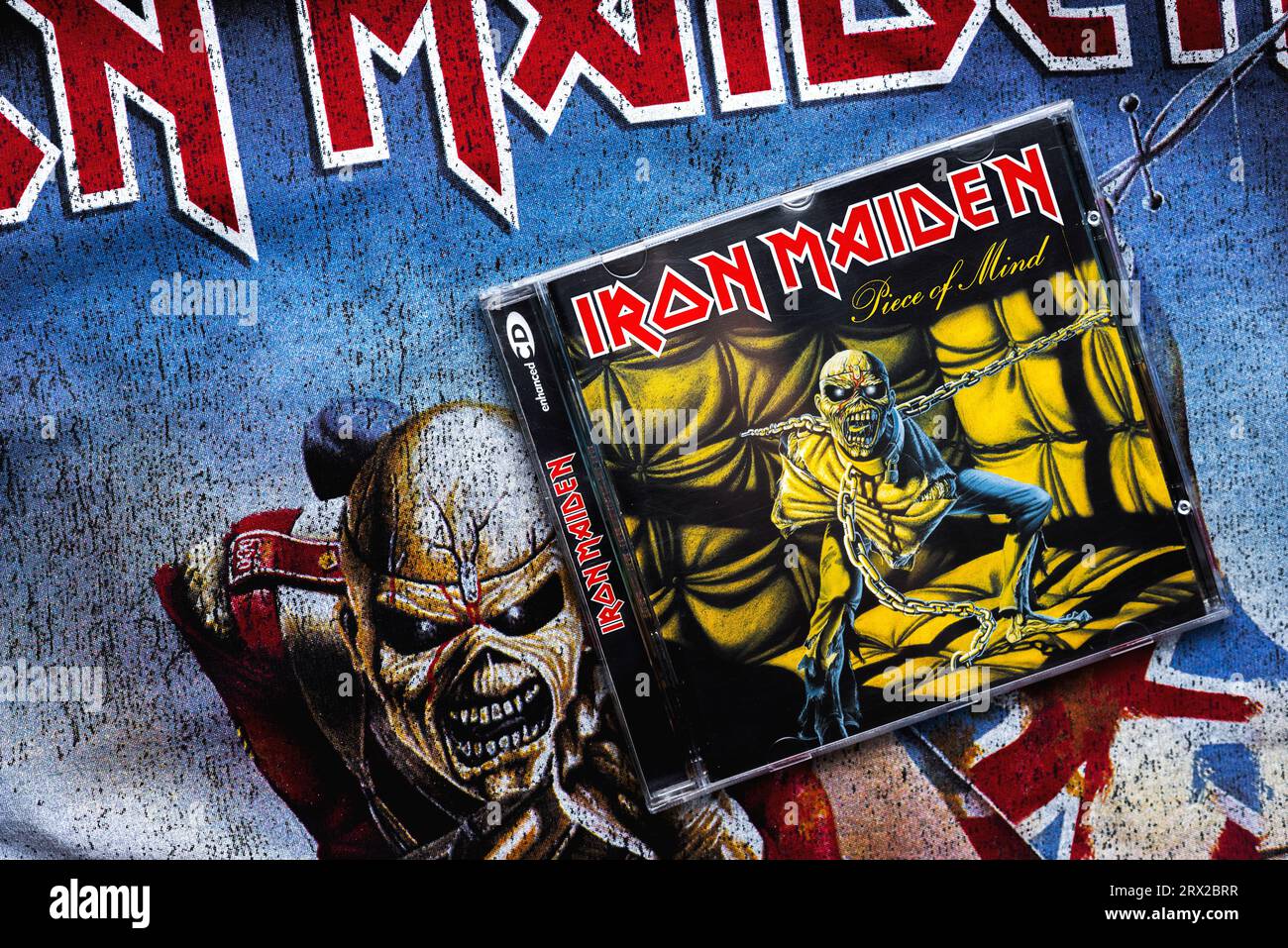 Primo piano della copertina del CD di Iron Maiden su una T-shirt con il logo Iron Maiden. Gli Iron Maiden sono un gruppo heavy metal britannico Foto Stock