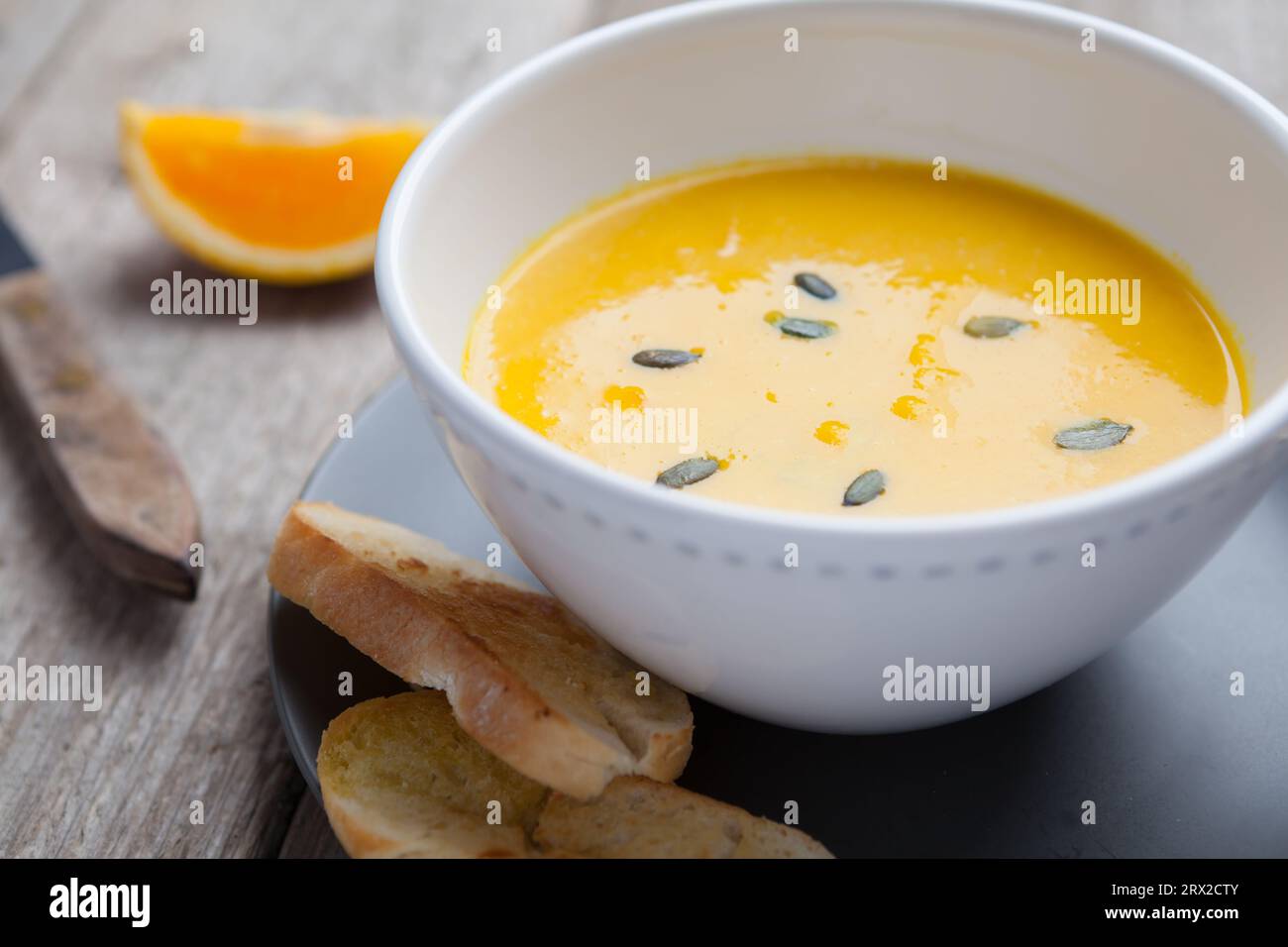 Incredibile zuppa di zucca cremosa con toast. Foto Stock