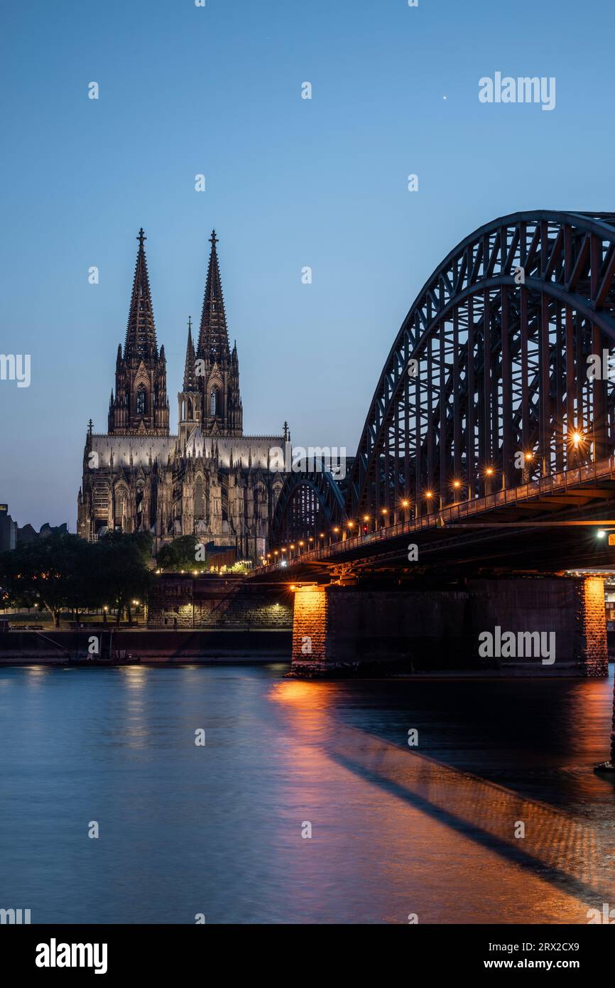 Cattedrale di Colonia, sito patrimonio dell'umanità dell'UNESCO e ponte Hohenzollern al crepuscolo, Colonia, Renania settentrionale-Vestfalia, Germania, Europa Foto Stock