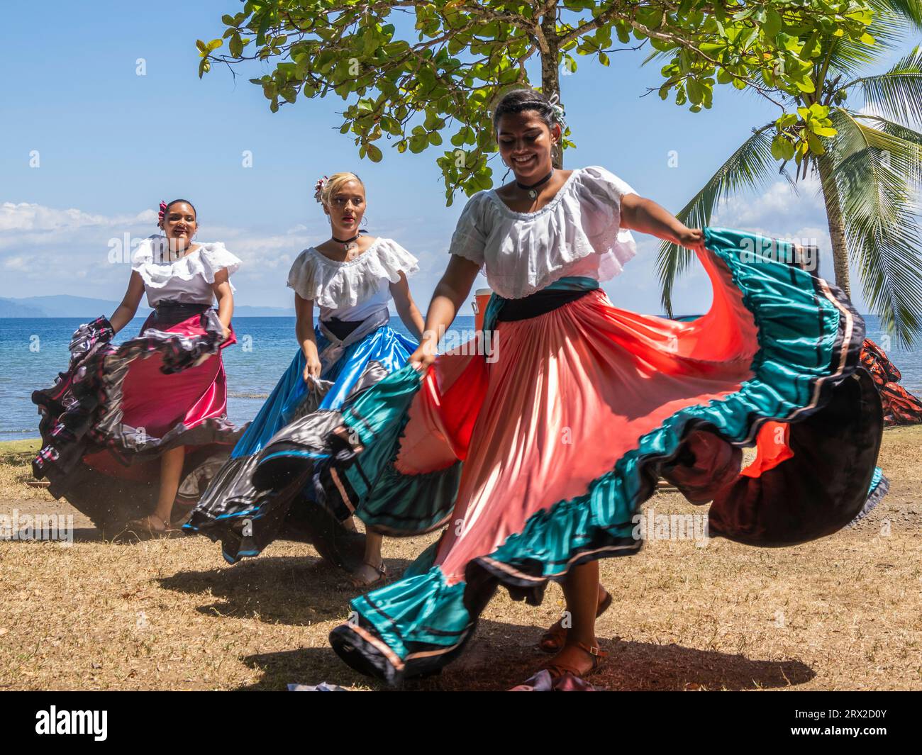 Un gruppo di giovani ballerini costaricani in abiti tradizionali si esibiscono a Playa Blanca, El Golfito, Costa Rica, America centrale Foto Stock