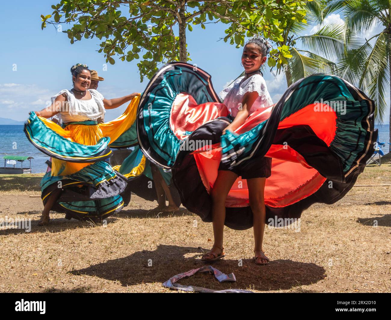 Un gruppo di giovani ballerini costaricani in abiti tradizionali si esibiscono a Playa Blanca, El Golfito, Costa Rica, America centrale Foto Stock