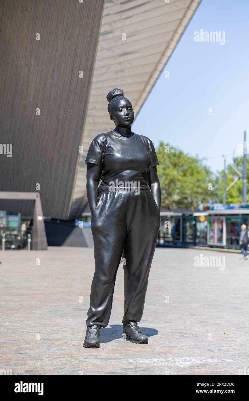I momenti di scultura contenuti da Thomas J. Price alla stazione centrale di Rotterdam, nei Paesi Bassi Foto Stock