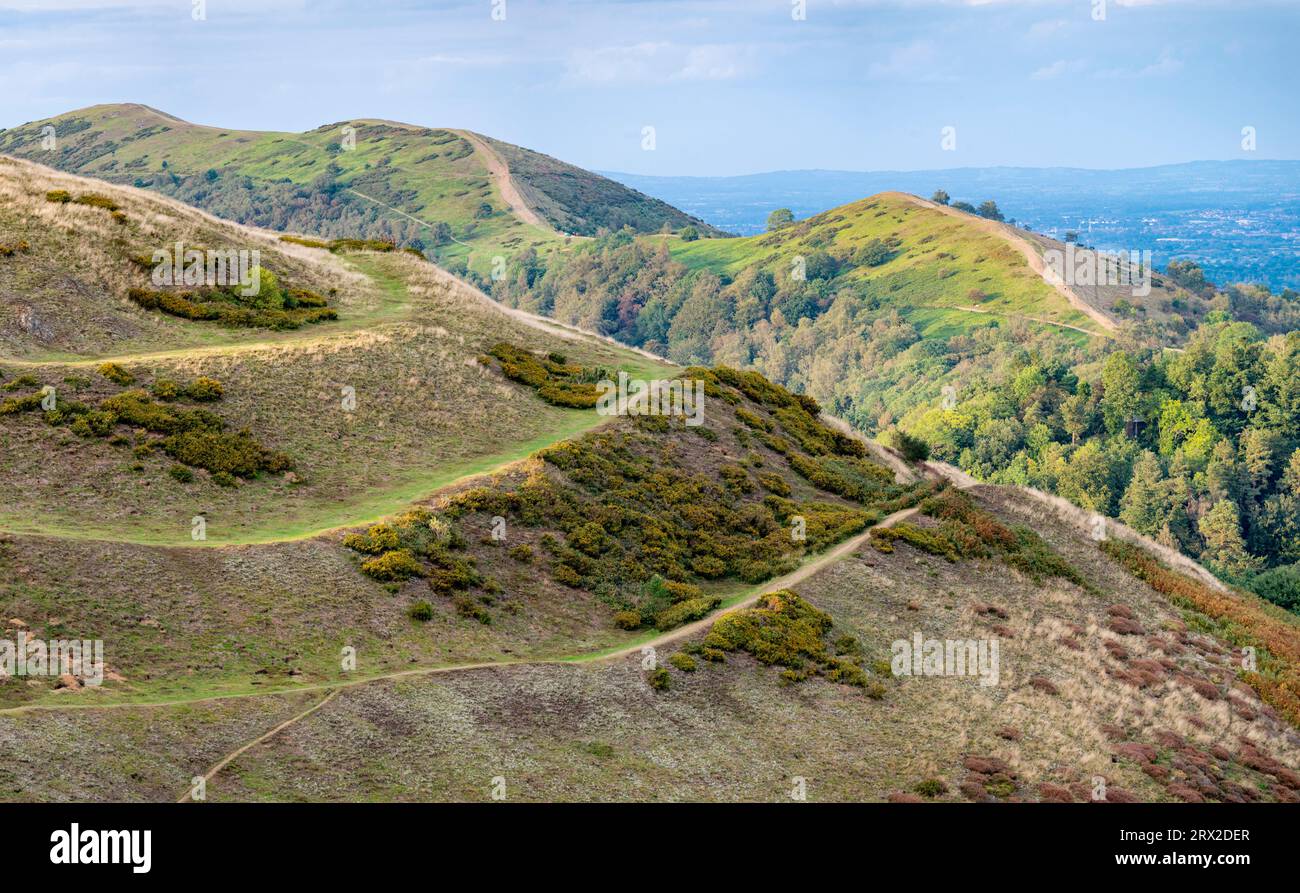 Sentieri per passeggiate su più livelli, che si snodano intorno alle pendici dell'Herefordshire Beacon, e le splendide e iconiche vette delle Malvern Hills e del Worcestershire Beac Foto Stock