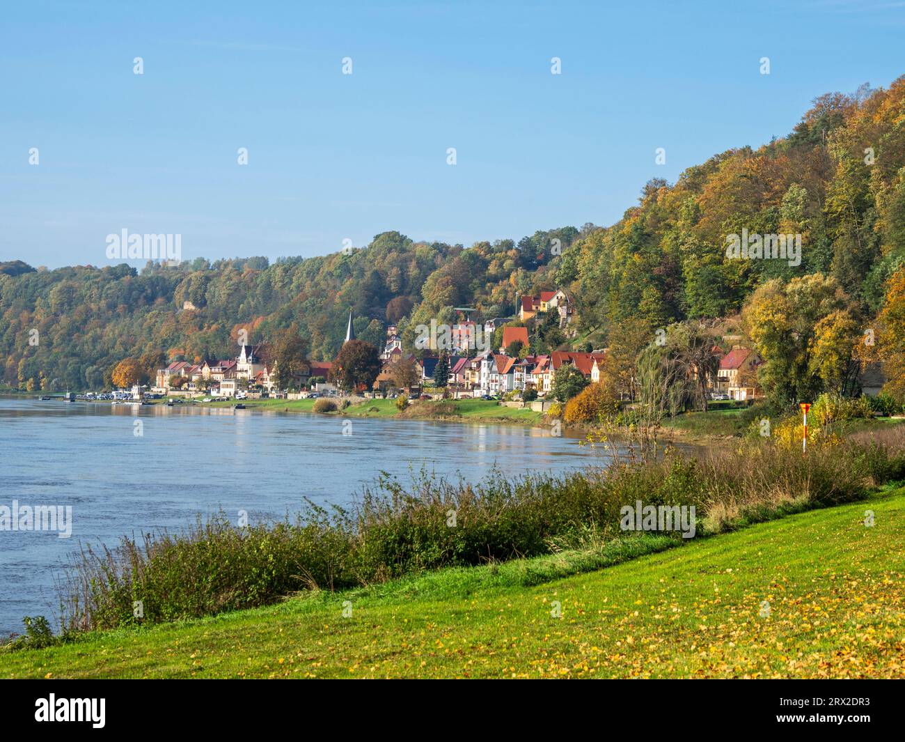 Vista della città di Wehlen sul fiume Elba nel Parco nazionale della Svizzera sassone, Sassonia, Germania, Europa Foto Stock