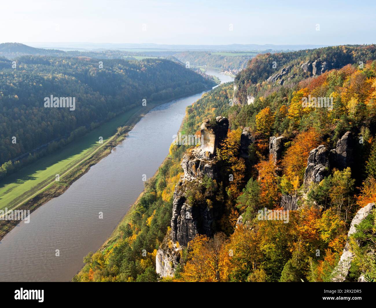 Una vista dello sperone roccioso che si affaccia sul fiume Elba nel Parco Nazionale della Svizzera sassone, Sassonia, Germania, Europa Foto Stock