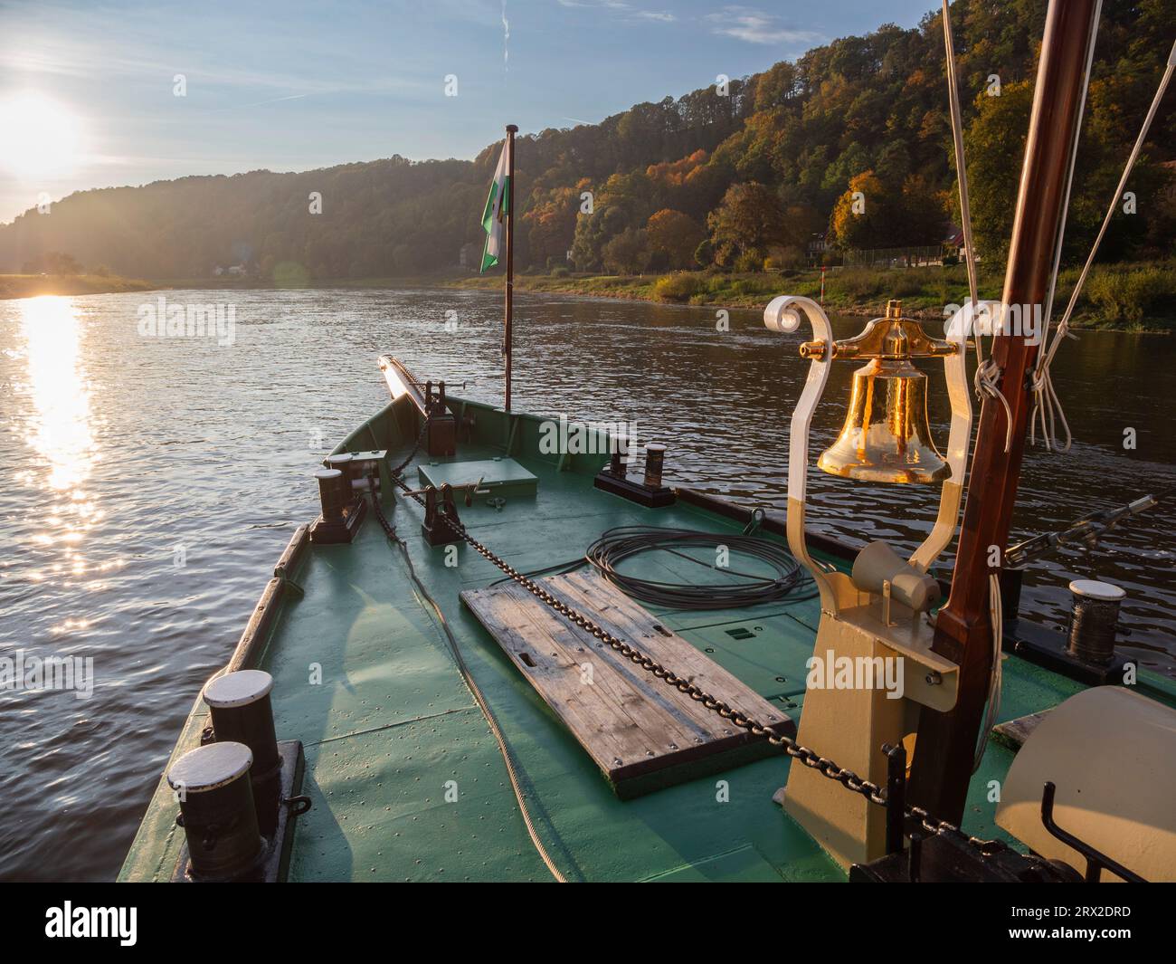 Ammira il panorama a bordo di un battello a vapore sul fiume Elba nel parco nazionale della Svizzera sassone, Sassonia, Germania, Europa Foto Stock