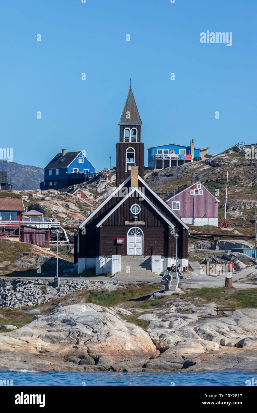 Una vista della colorata città di Ilulissat, ex Jakobshavn, Groenlandia occidentale, regioni polari Foto Stock