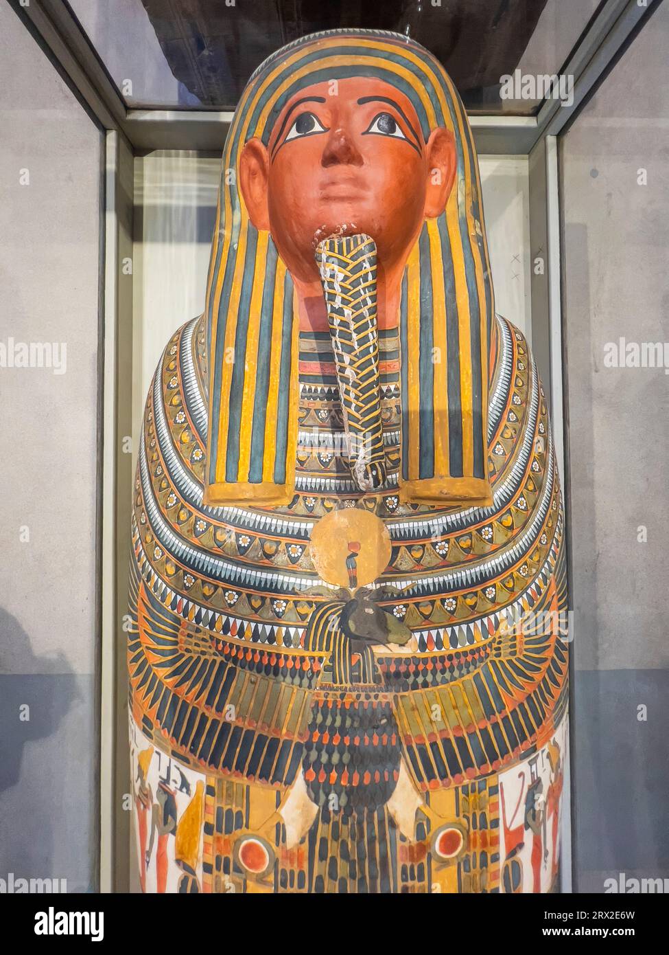 Vista dei resti di un antico sarcofago egiziano in mostra al Museo Egizio, il Cairo, l'Egitto, il Nord Africa e l'Africa Foto Stock