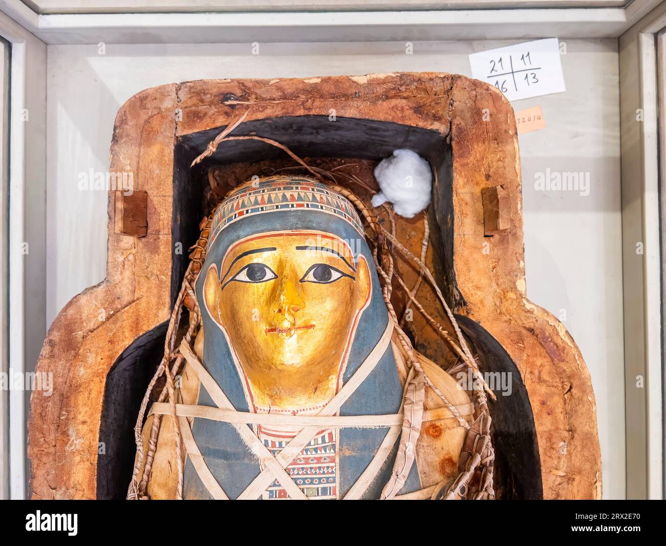 Vista dei resti di un antico sarcofago egiziano in mostra al Museo Egizio, il Cairo, l'Egitto, il Nord Africa e l'Africa Foto Stock