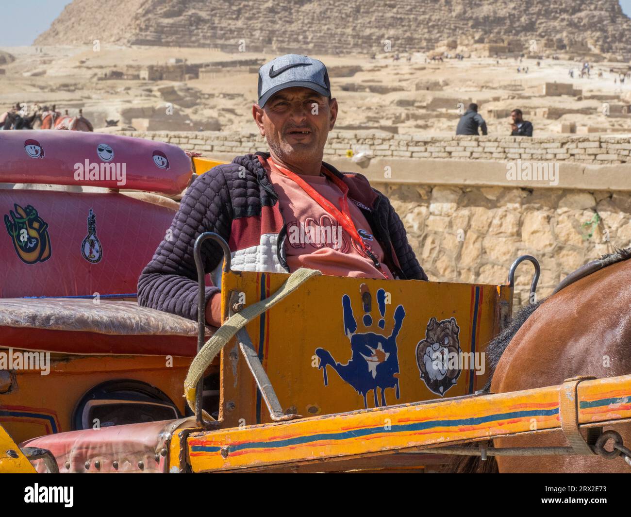 L'autista di una carrozza decorata trainata da cavalli presso il complesso delle Piramidi, sito patrimonio dell'umanità dell'UNESCO, Giza, vicino al Cairo, Egitto, Nord Africa, Africa Foto Stock
