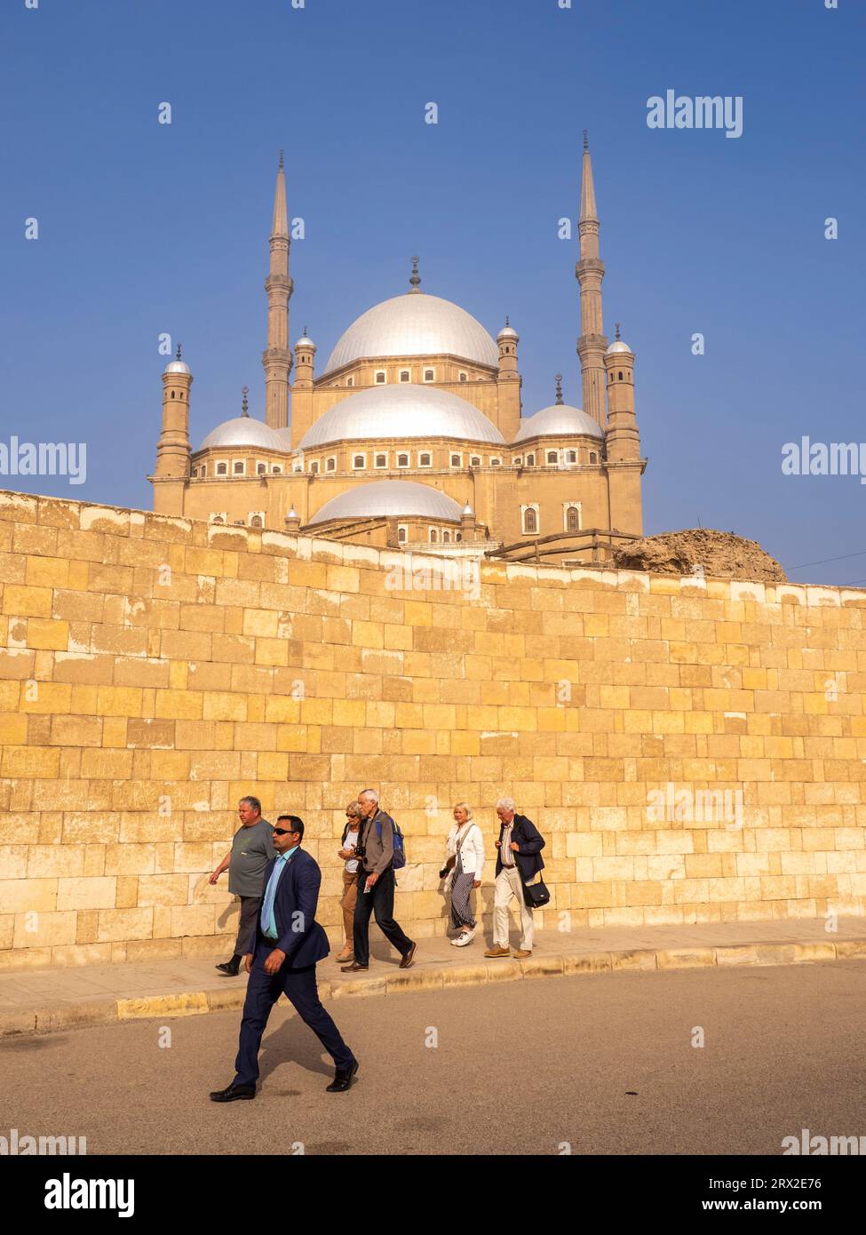 La moschea di Muhammad Ali dell'epoca ottomana, completata nel 1848, si affaccia sul Cairo dalla cima della Cittadella, il Cairo, l'Egitto, il Nord Africa e l'Africa Foto Stock