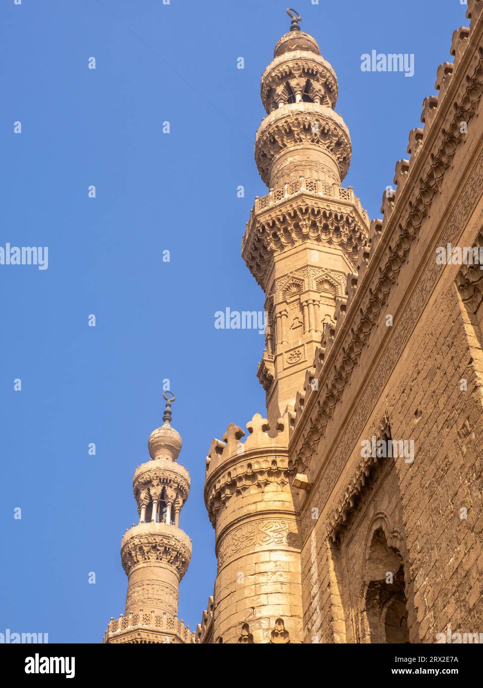 La moschea del sultano Hassan, costruita tra il 1356 e il 1363 durante il periodo mamelucco Bahri, il Cairo, l'Egitto, il Nord Africa, l'Africa Foto Stock