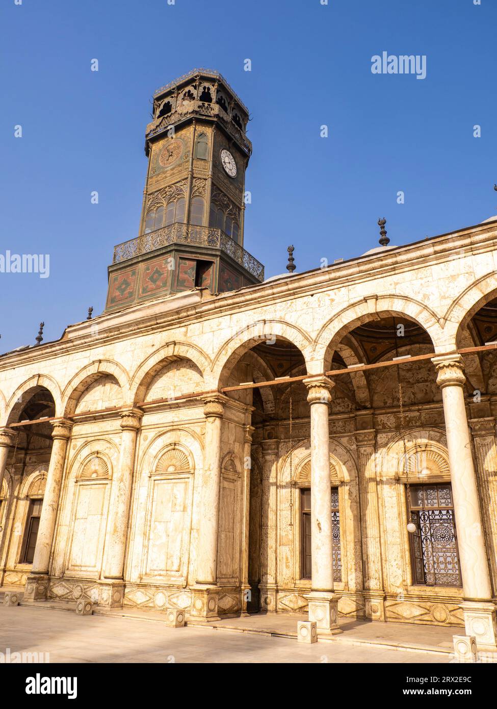 La moschea di Muhammad Ali dell'epoca ottomana, completata nel 1848, si affaccia sul Cairo dalla cima della Cittadella, il Cairo, l'Egitto, il Nord Africa e l'Africa Foto Stock