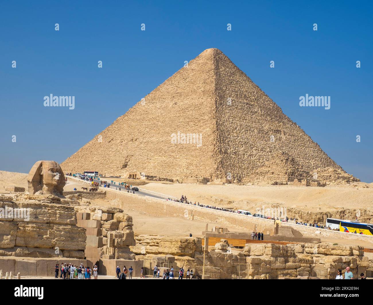 I turisti che visitano la grande Sfinge e la Piramide, nel complesso di Giza, sito patrimonio dell'umanità dell'UNESCO, Giza, fuori il Cairo, l'Egitto, il Nord Africa, Africa Foto Stock