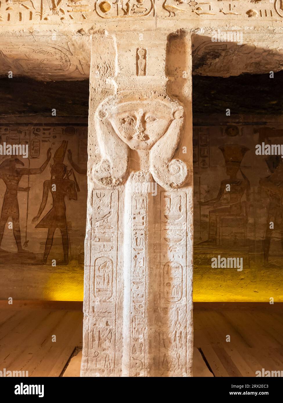 Dettaglio della dea Hathor in colonna nel piccolo Tempio di Abu Simbel, sito patrimonio dell'umanità dell'UNESCO, Abu Simbel, Egitto, Nord Africa, Africa Foto Stock